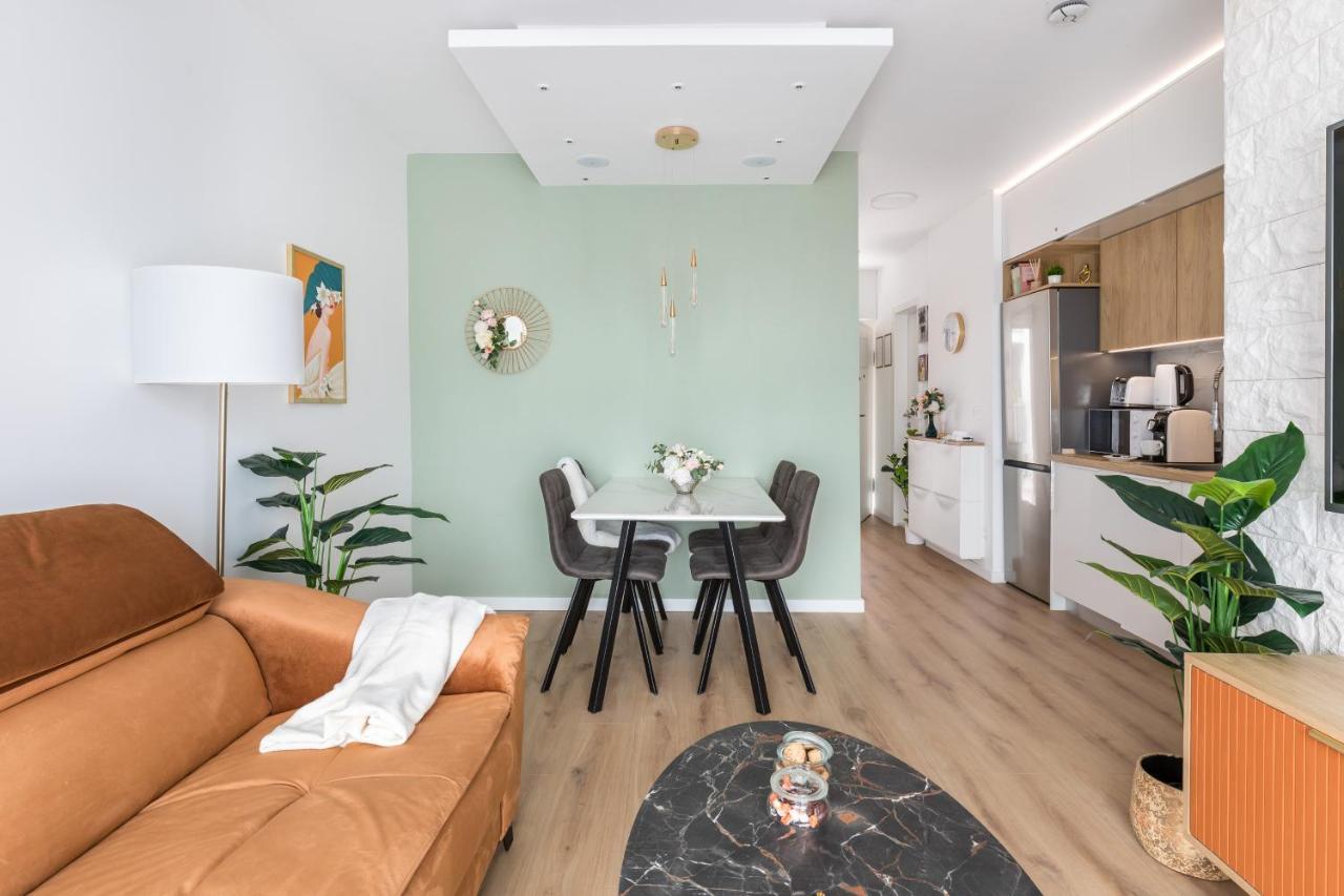 Apartment Exquisite Couples Delight With Free Bikes & Parking