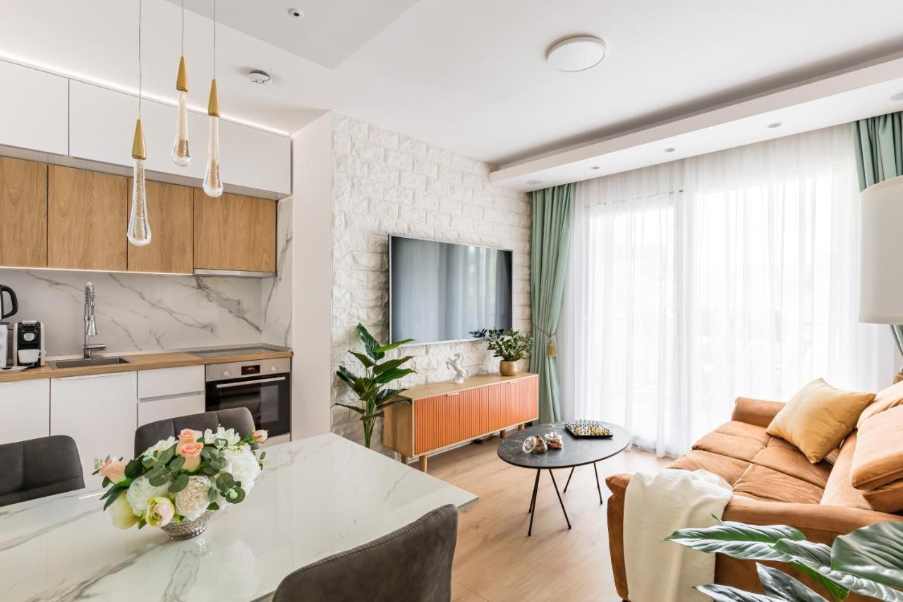 Exquisite Couples Delight With Free Bikes & Parking Split