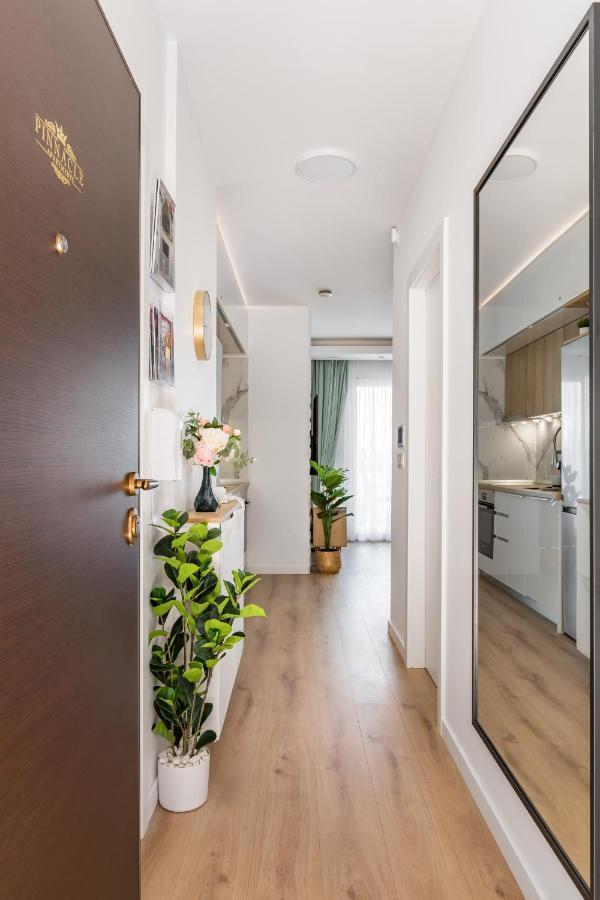 Exquisite Couples Delight With Free Bikes & Parking Apartment *